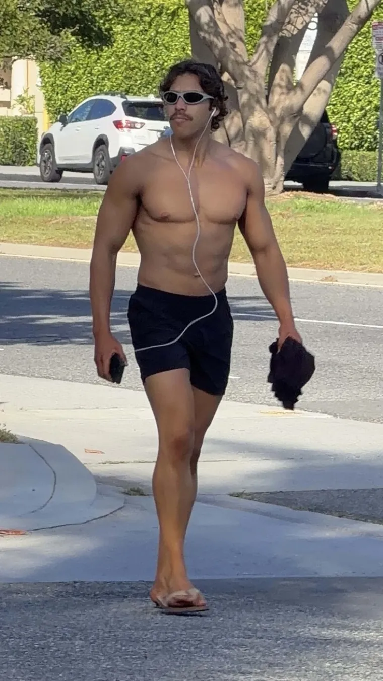 Arnoldov sin razbio konkurenciju: Mučio se s debljinom, a sada dominira očevom scenom