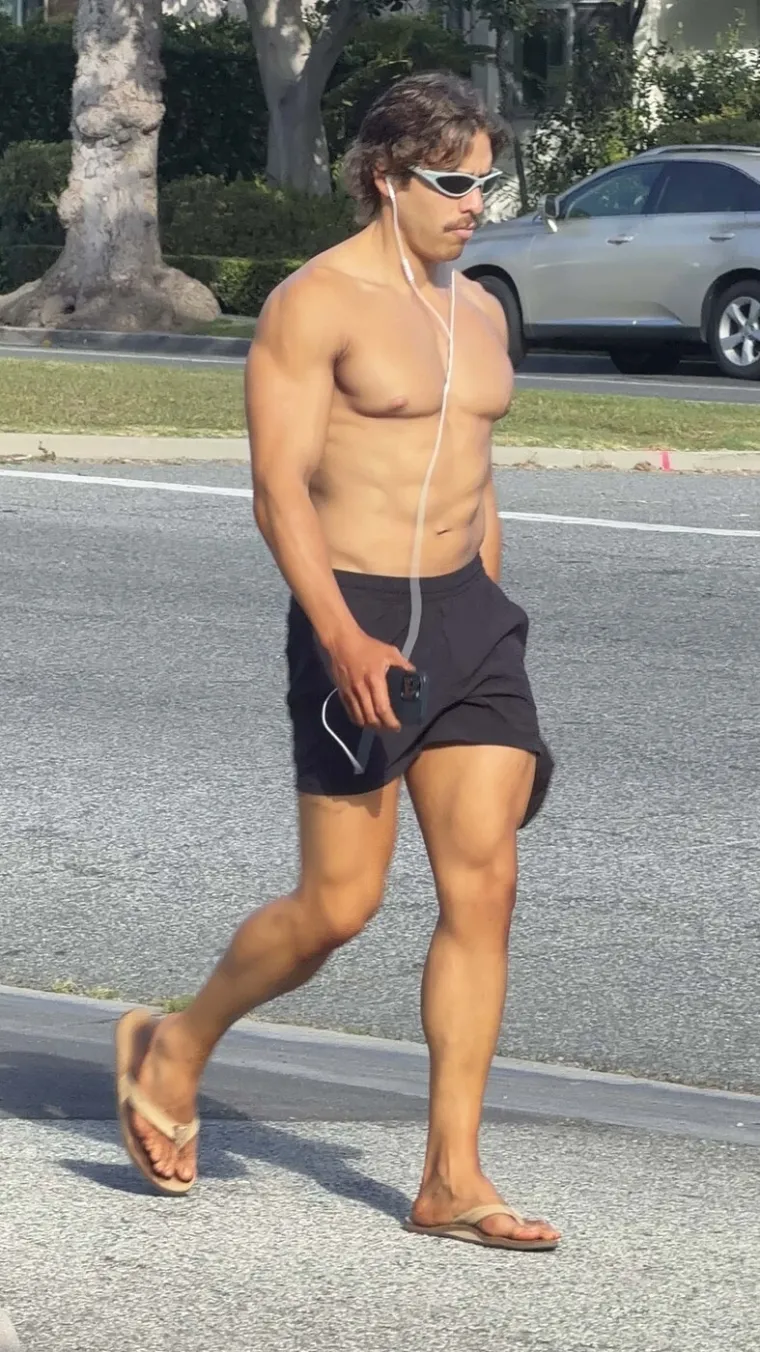 Arnoldov sin razbio konkurenciju: Mučio se s debljinom, a sada dominira očevom scenom