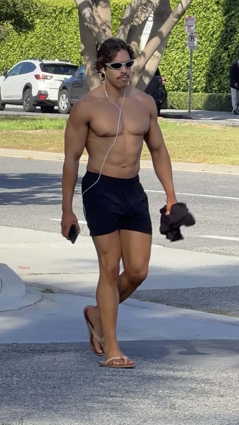 Arnoldov sin razbio konkurenciju: Mučio se s debljinom, a sada dominira očevom scenom