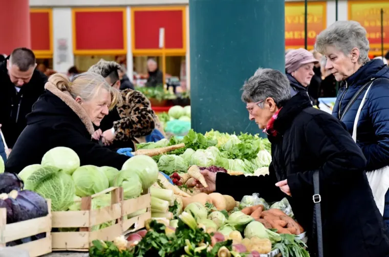 Dama u bijeloj jakni i bijeloj &scaron;ubari dominirala varažinskom tržnicom