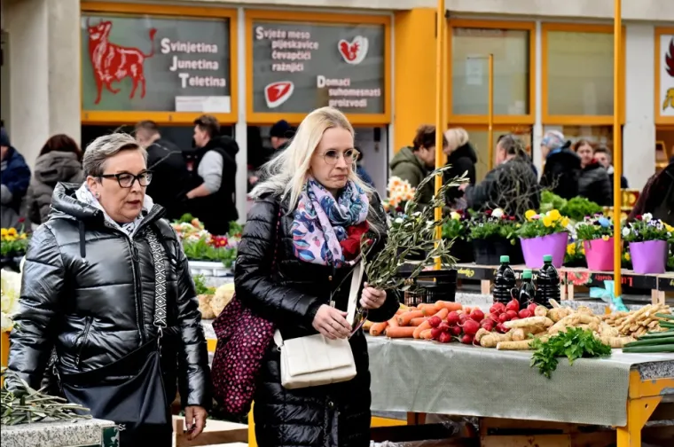 Dama u bijeloj jakni i bijeloj &scaron;ubari dominirala varažinskom tržnicom