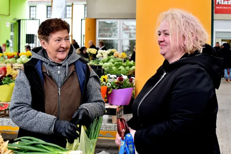 Dama u bijeloj jakni i bijeloj &scaron;ubari dominirala varažinskom tržnicom
