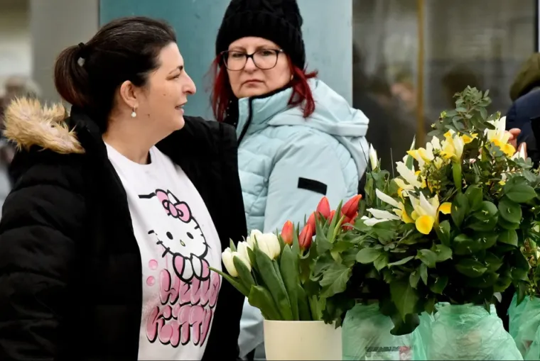 Dama u bijeloj jakni i bijeloj &scaron;ubari dominirala varažinskom tržnicom