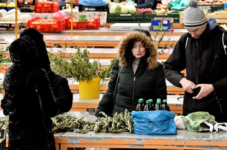 Dama u bijeloj jakni i bijeloj &scaron;ubari dominirala varažinskom tržnicom