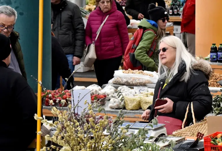 Dama u bijeloj jakni i bijeloj &scaron;ubari dominirala varažinskom tržnicom