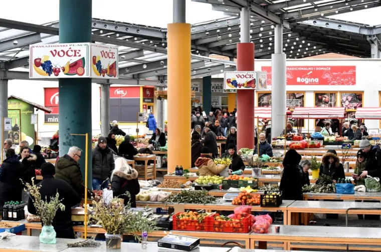 Dama u bijeloj jakni i bijeloj &scaron;ubari dominirala varažinskom tržnicom