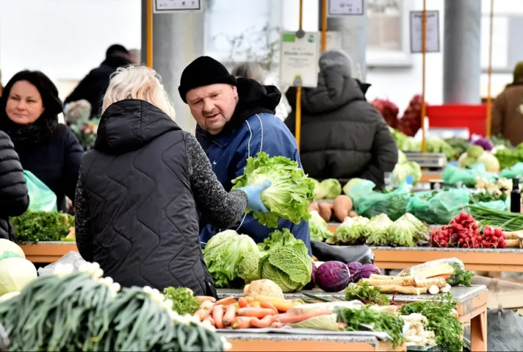 Dama u bijeloj jakni i bijeloj &scaron;ubari dominirala varažinskom tržnicom