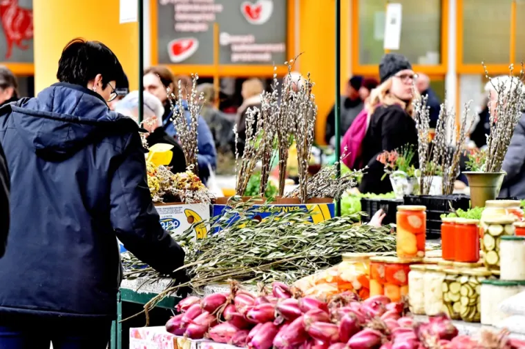 Dama u bijeloj jakni i bijeloj &scaron;ubari dominirala varažinskom tržnicom