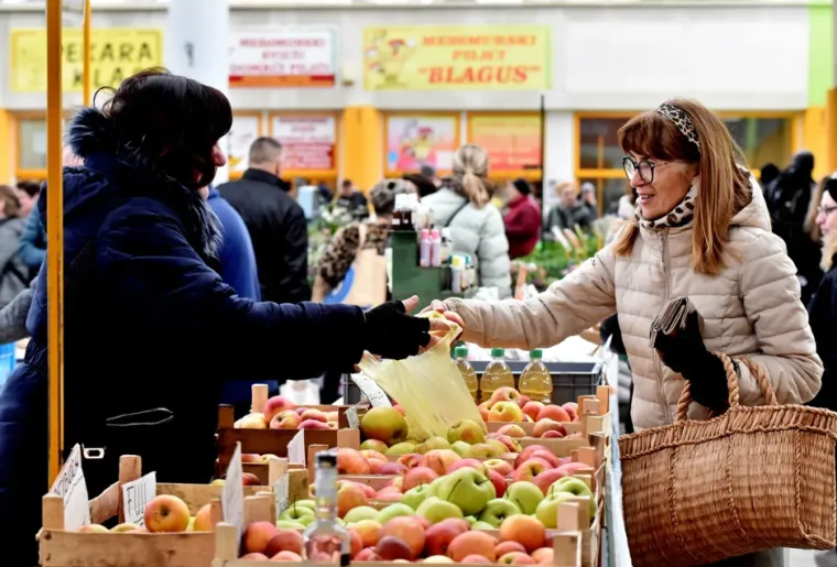 Dama u bijeloj jakni i bijeloj &scaron;ubari dominirala varažinskom tržnicom
