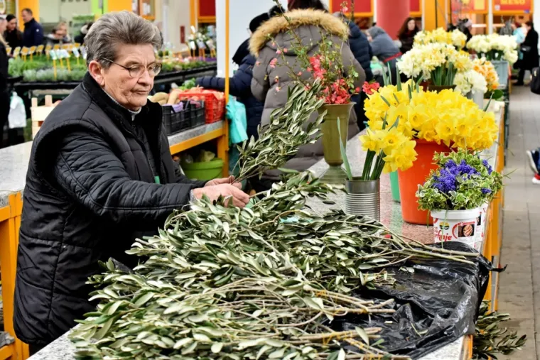 Dama u bijeloj jakni i bijeloj &scaron;ubari dominirala varažinskom tržnicom