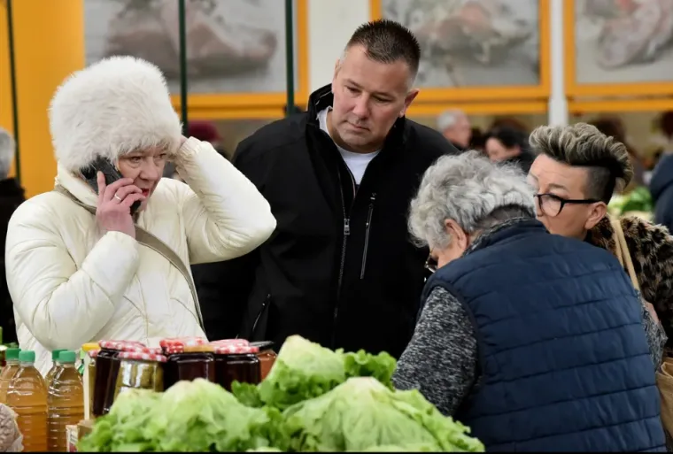 Dama u bijeloj jakni i bijeloj &scaron;ubari dominirala varažinskom tržnicom