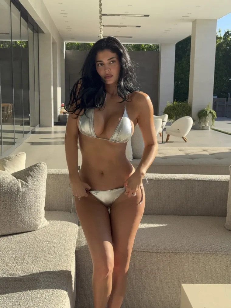 Opa! Kylie Jenner pratitelje 'počastila' vrućim fotografijama u bikiniju
