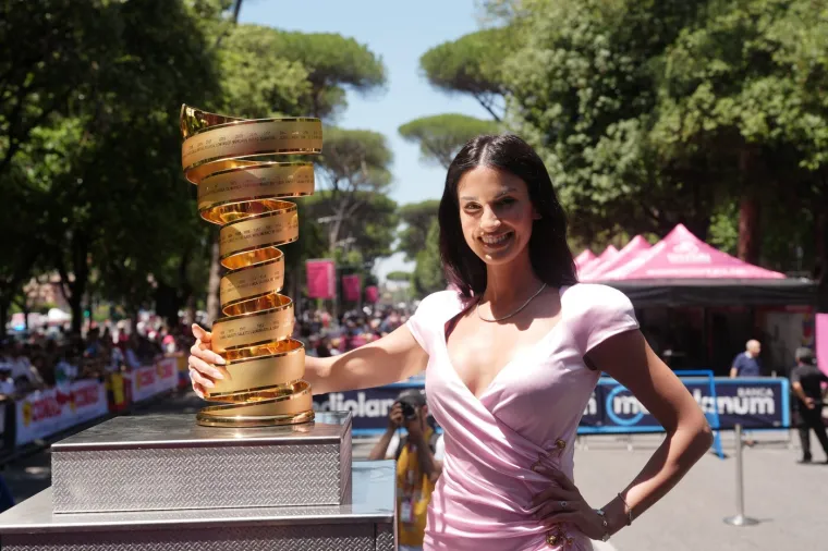 Fanovi odu&scaron;evljeni fotografijama zanosne novinarke i 11 godina mlađeg Modrićeva suigrača