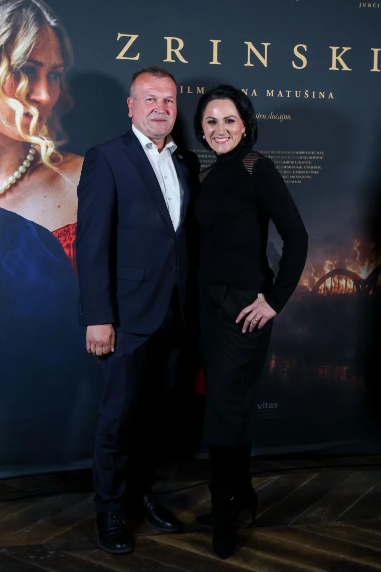 Nakon dugo vremena Mesić u javnosti! Pozirao uz Josipovića: Zvučna imena pojavila se na premijeri filma