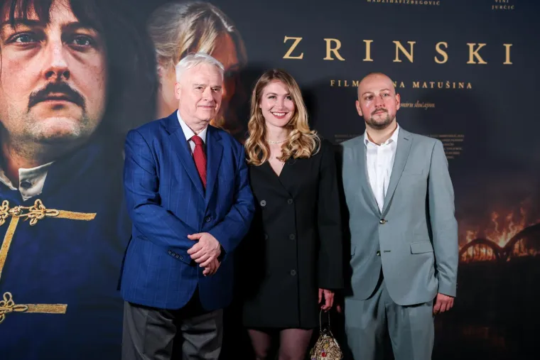 Nakon dugo vremena Mesić u javnosti! Pozirao uz Josipovića: Zvučna imena pojavila se na premijeri filma