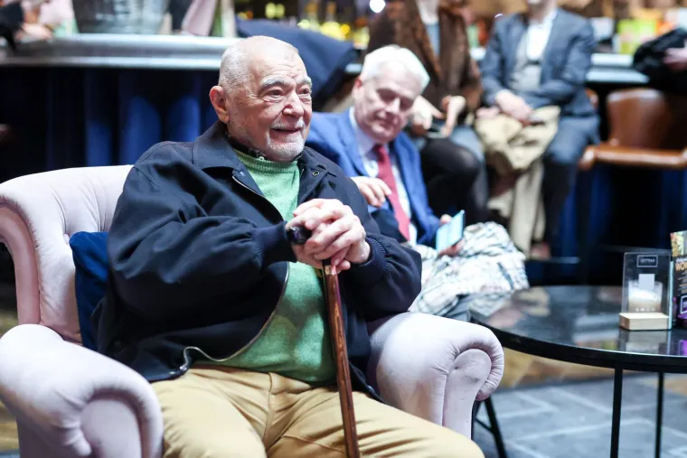 Nakon dugo vremena Mesić u javnosti! Pozirao uz Josipovića: Zvučna imena pojavila se na premijeri filma