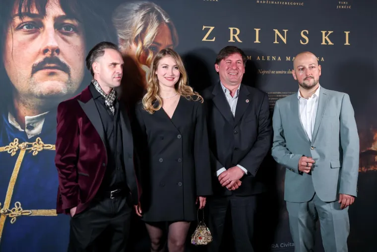 Nakon dugo vremena Mesić u javnosti! Pozirao uz Josipovića: Zvučna imena pojavila se na premijeri filma