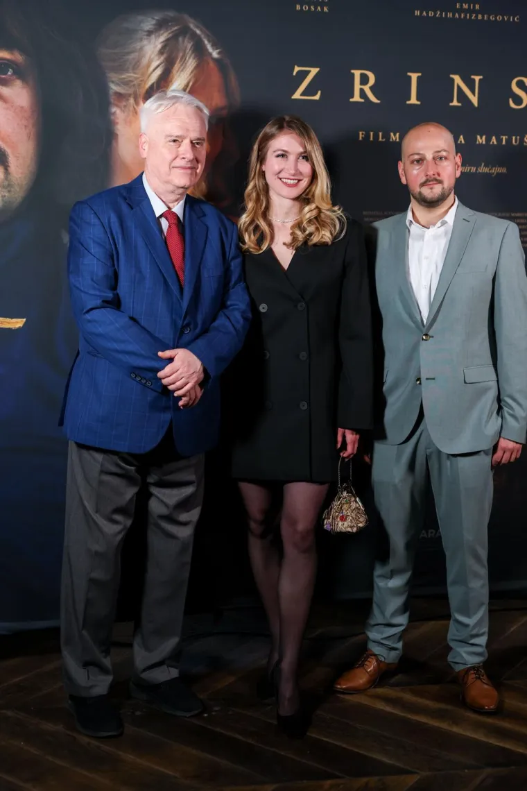 Nakon dugo vremena Mesić u javnosti! Pozirao uz Josipovića: Zvučna imena pojavila se na premijeri filma