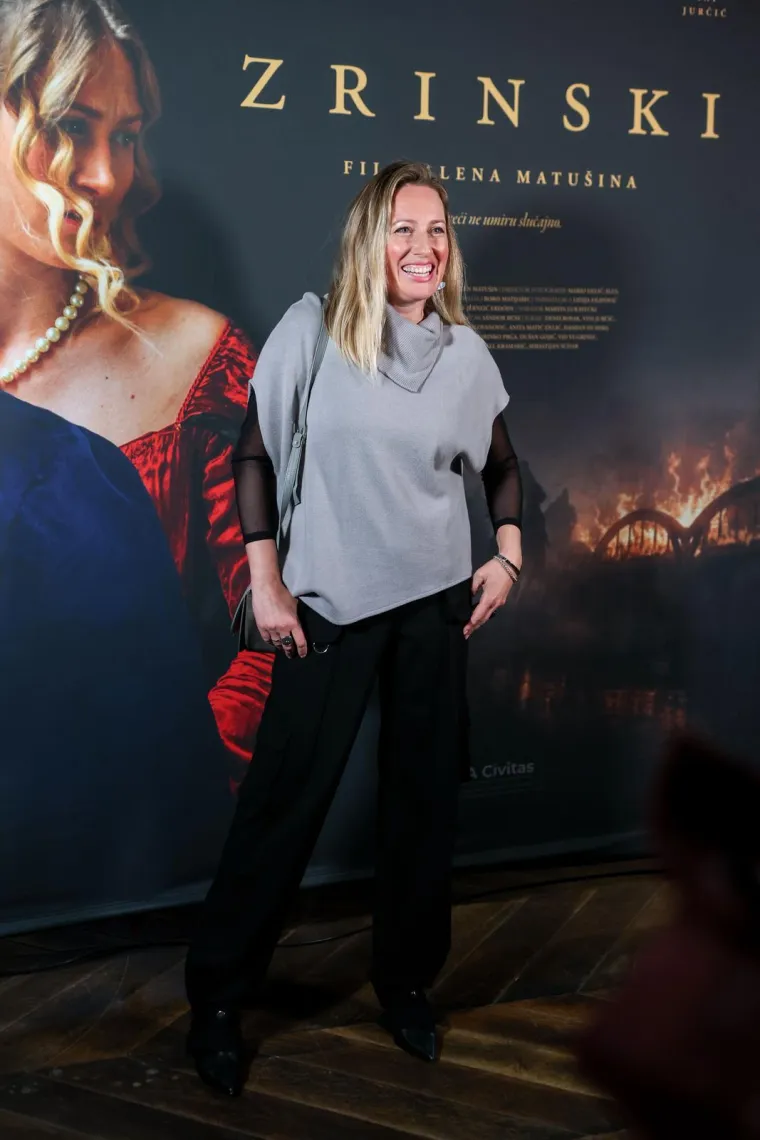 Nakon dugo vremena Mesić u javnosti! Pozirao uz Josipovića: Zvučna imena pojavila se na premijeri filma