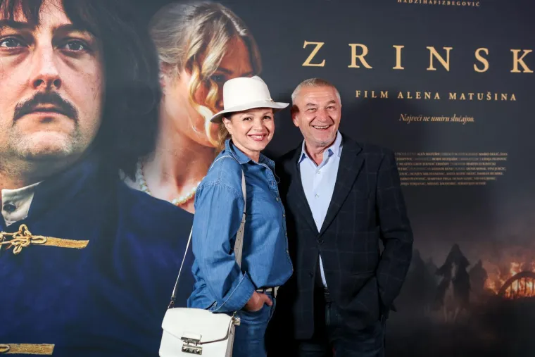 Nakon dugo vremena Mesić u javnosti! Pozirao uz Josipovića: Zvučna imena pojavila se na premijeri filma