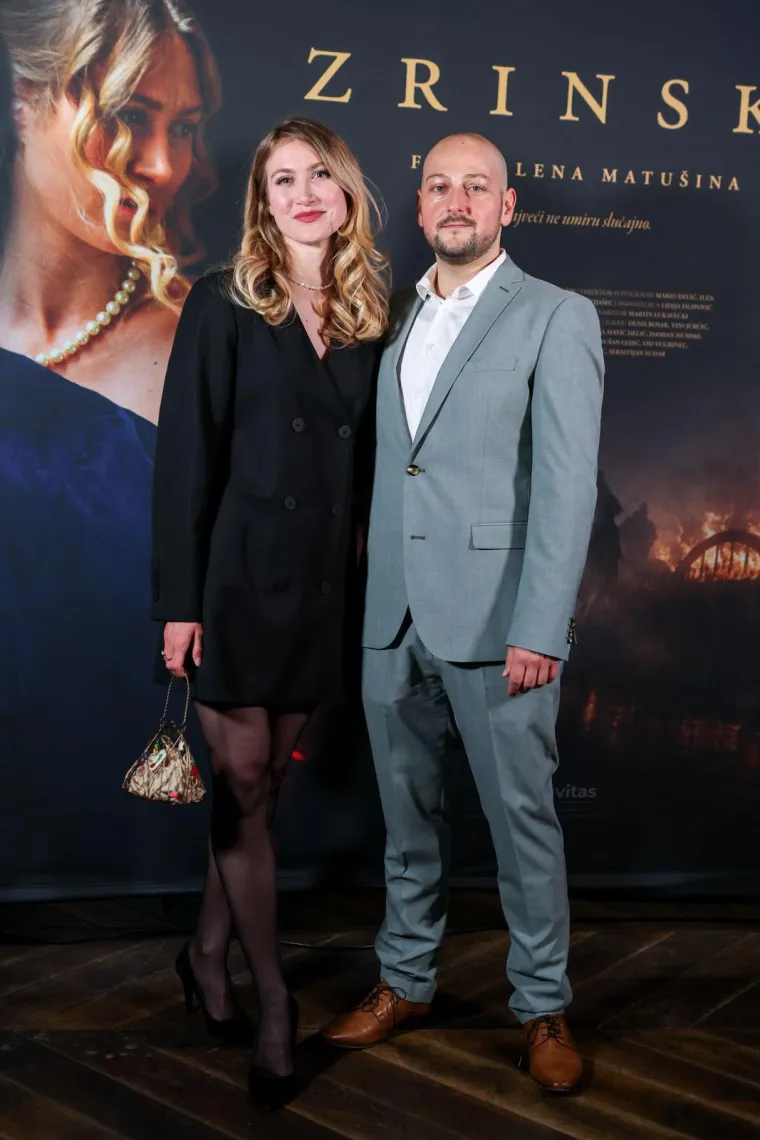 Nakon dugo vremena Mesić u javnosti! Pozirao uz Josipovića: Zvučna imena pojavila se na premijeri filma