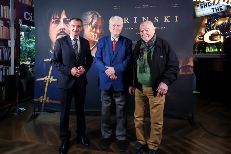 Nakon dugo vremena Mesić u javnosti! Pozirao uz Josipovića: Zvučna imena pojavila se na premijeri filma