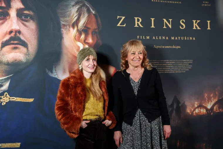 Nakon dugo vremena Mesić u javnosti! Pozirao uz Josipovića: Zvučna imena pojavila se na premijeri filma