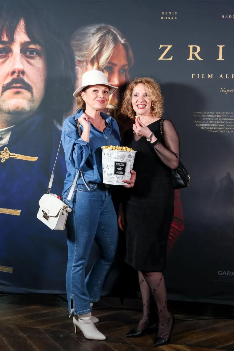 Nakon dugo vremena Mesić u javnosti! Pozirao uz Josipovića: Zvučna imena pojavila se na premijeri filma