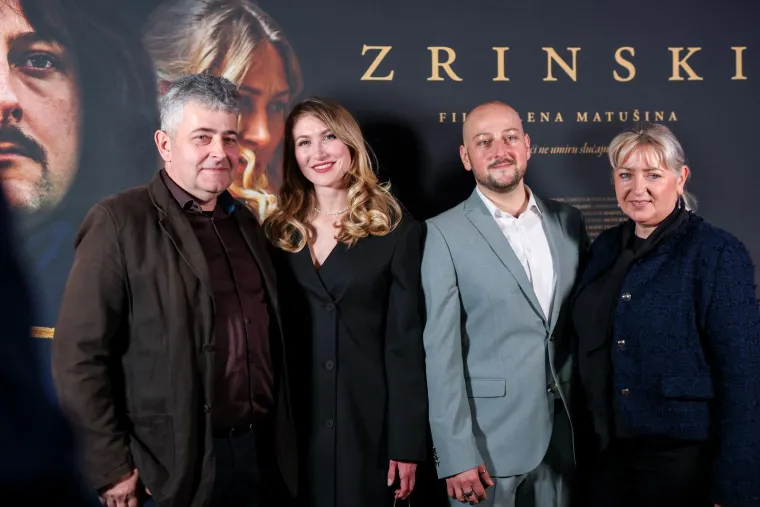 Nakon dugo vremena Mesić u javnosti! Pozirao uz Josipovića: Zvučna imena pojavila se na premijeri filma