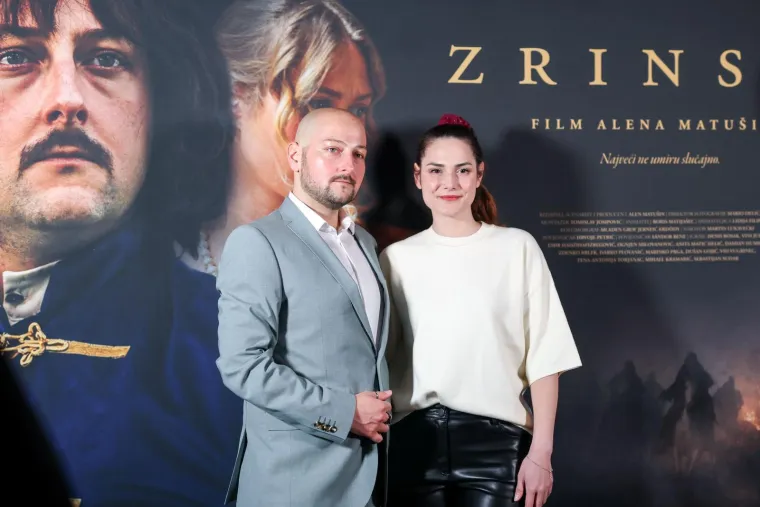 Nakon dugo vremena Mesić u javnosti! Pozirao uz Josipovića: Zvučna imena pojavila se na premijeri filma