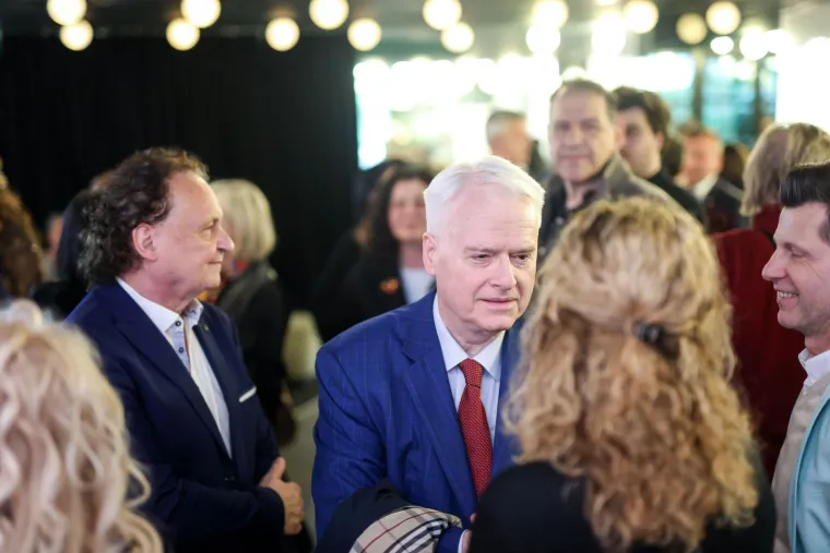 Nakon dugo vremena Mesić u javnosti! Pozirao uz Josipovića: Zvučna imena pojavila se na premijeri filma