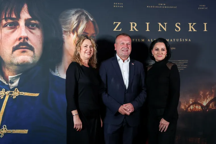 Nakon dugo vremena Mesić u javnosti! Pozirao uz Josipovića: Zvučna imena pojavila se na premijeri filma