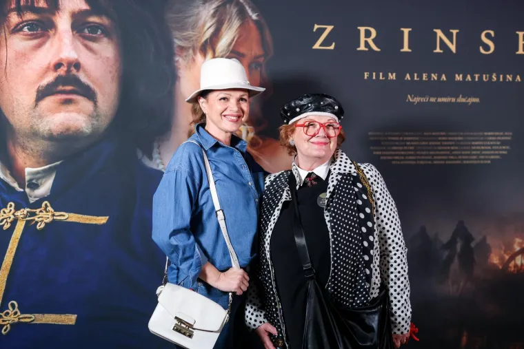 Nakon dugo vremena Mesić u javnosti! Pozirao uz Josipovića: Zvučna imena pojavila se na premijeri filma