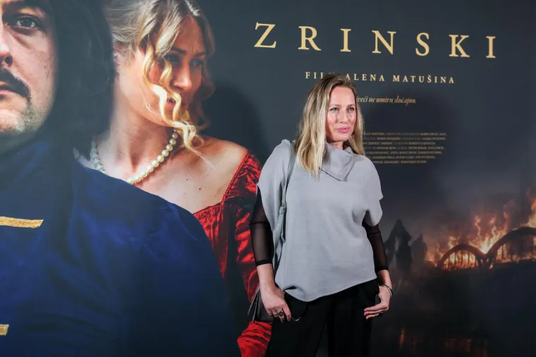 Nakon dugo vremena Mesić u javnosti! Pozirao uz Josipovića: Zvučna imena pojavila se na premijeri filma