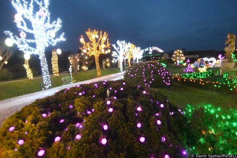 Čak 60.000 svjetlećih pisanica krasi imanje Salaj: Pogledajte najljep&scaron;u uskrsnu bajku