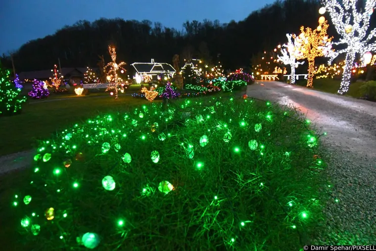 Čak 60.000 svjetlećih pisanica krasi imanje Salaj: Pogledajte najljep&scaron;u uskrsnu bajku