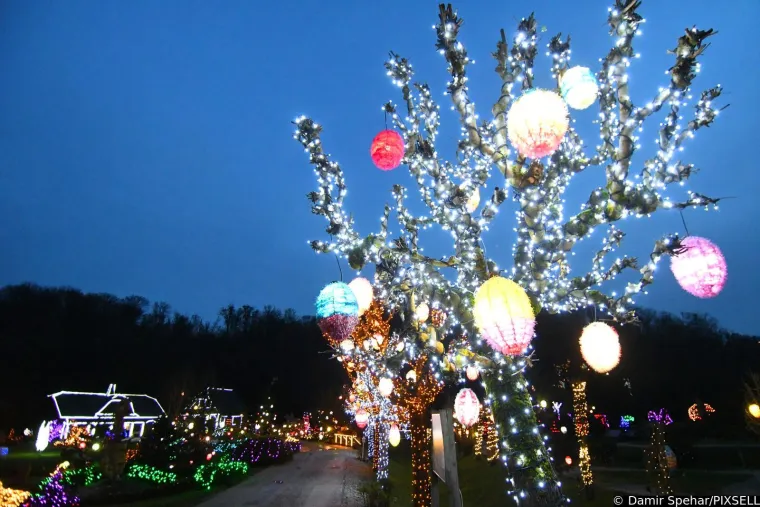 Čak 60.000 svjetlećih pisanica krasi imanje Salaj: Pogledajte najljep&scaron;u uskrsnu bajku