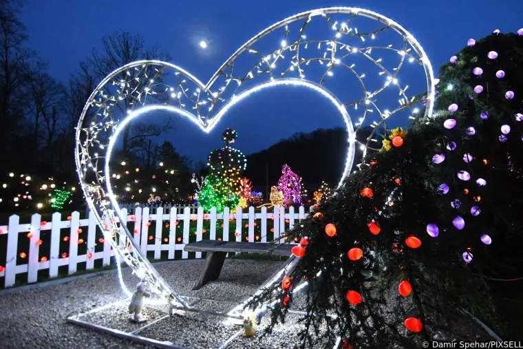 Čak 60.000 svjetlećih pisanica krasi imanje Salaj: Pogledajte najljep&scaron;u uskrsnu bajku