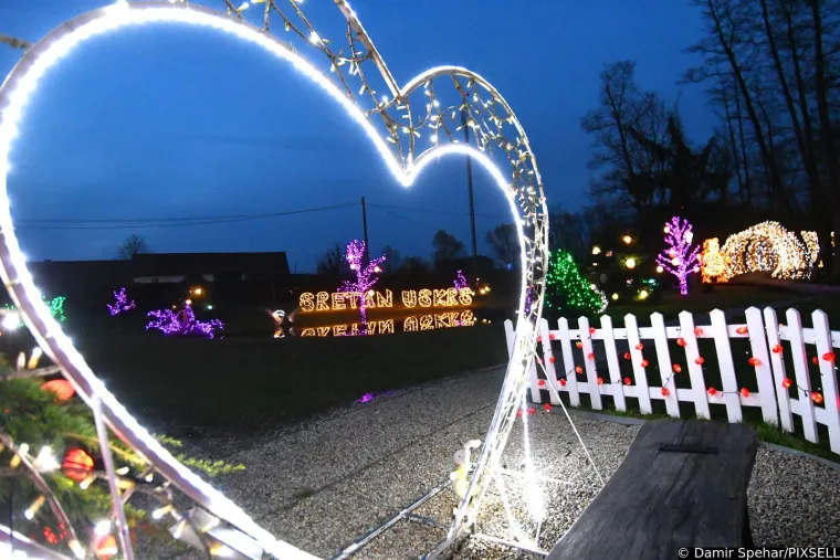 Čak 60.000 svjetlećih pisanica krasi imanje Salaj: Pogledajte najljep&scaron;u uskrsnu bajku