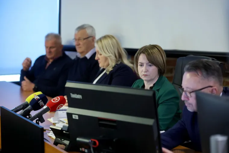 Srđan Mlađan okružen specijalcima s dugim cijevima: Pogledajte prizore iz sudnice