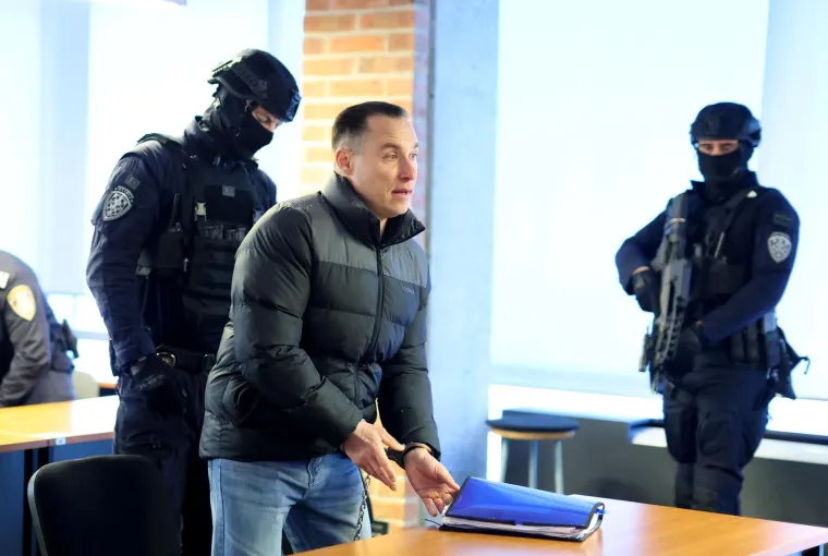 Srđan Mlađan okružen specijalcima s dugim cijevima: Pogledajte prizore iz sudnice