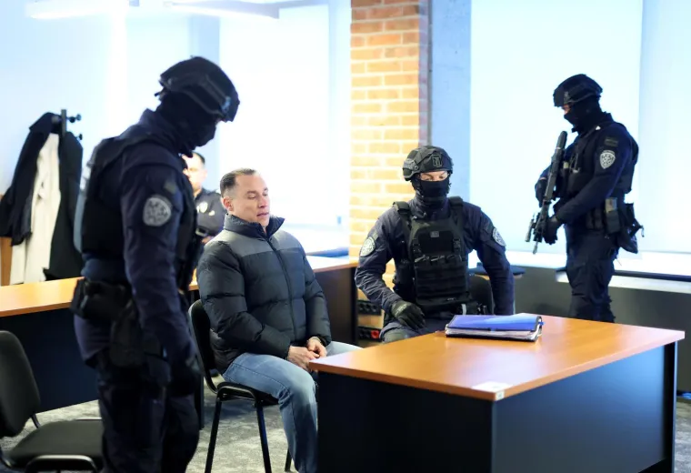 Srđan Mlađan okružen specijalcima s dugim cijevima: Pogledajte prizore iz sudnice