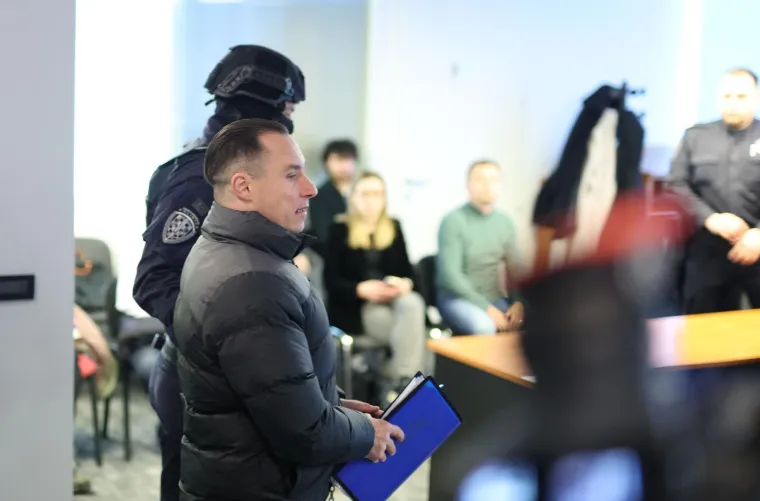 Srđan Mlađan okružen specijalcima s dugim cijevima: Pogledajte prizore iz sudnice