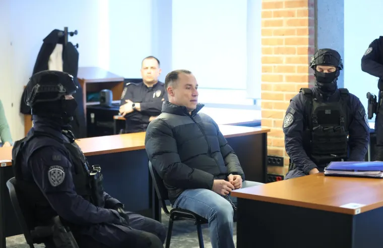 Srđan Mlađan okružen specijalcima s dugim cijevima: Pogledajte prizore iz sudnice