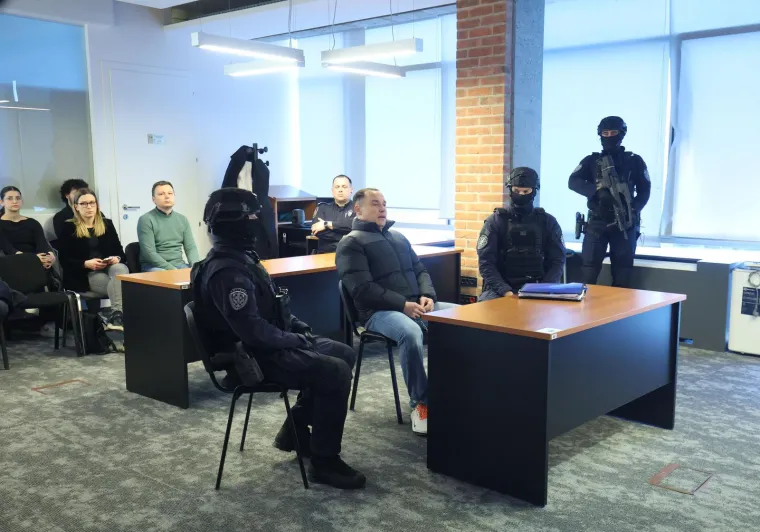 Srđan Mlađan okružen specijalcima s dugim cijevima: Pogledajte prizore iz sudnice