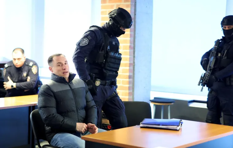 Srđan Mlađan okružen specijalcima s dugim cijevima: Pogledajte prizore iz sudnice