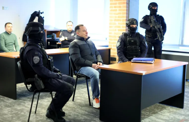 Srđan Mlađan okružen specijalcima s dugim cijevima: Pogledajte prizore iz sudnice