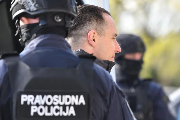 Srđan Mlađan okružen specijalcima s dugim cijevima: Pogledajte prizore iz sudnice