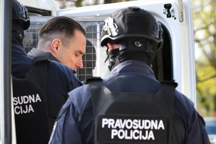 Srđan Mlađan okružen specijalcima s dugim cijevima: Pogledajte prizore iz sudnice