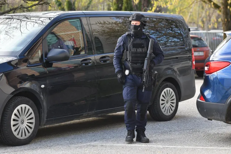 Srđan Mlađan okružen specijalcima s dugim cijevima: Pogledajte prizore iz sudnice